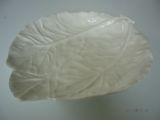 (07) wei&szlig;e Servierplatte in Blattform 30x25